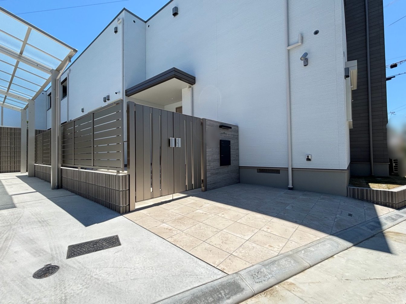 大阪府枚方市 Ⅰ様邸の新築外構工事・玄関前の施工後-02