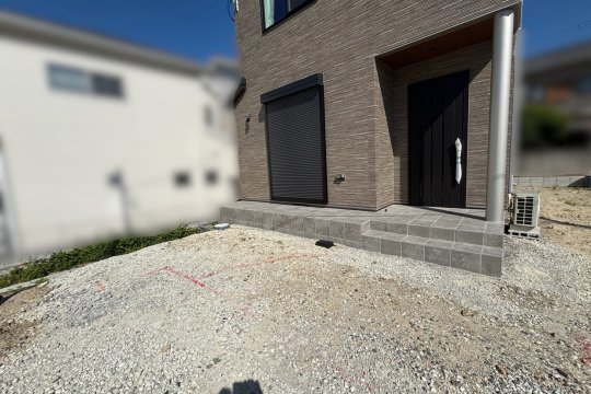 大阪府箕面市 T様邸の新築外構工事・玄関前の施工前-02